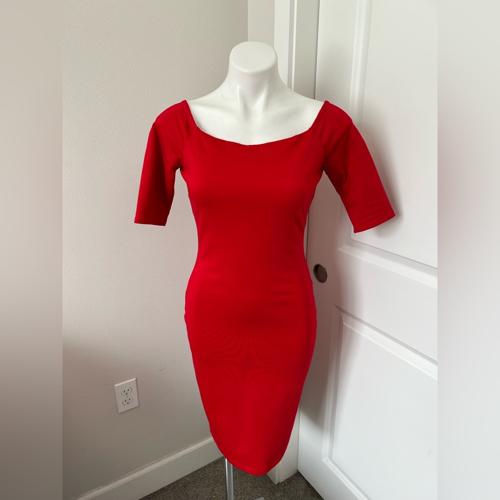 Red Bodycon Dress! Light form flattering knit ponty stretch…Zip back 🔥❤️ Bello
